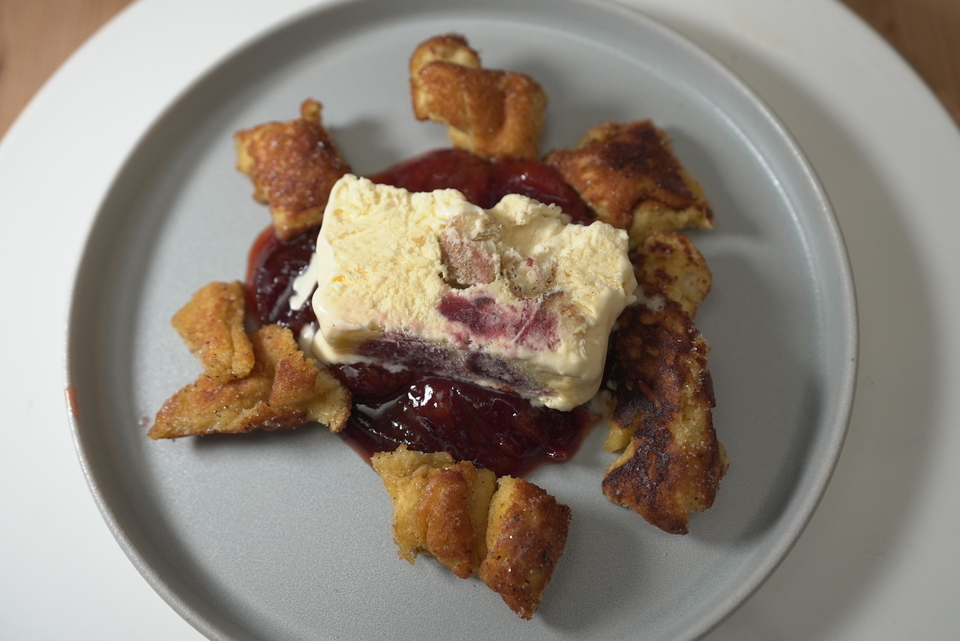 Vanilleparfait mit Kaiserschmarrn-Stückchen & Zwetschgenröster