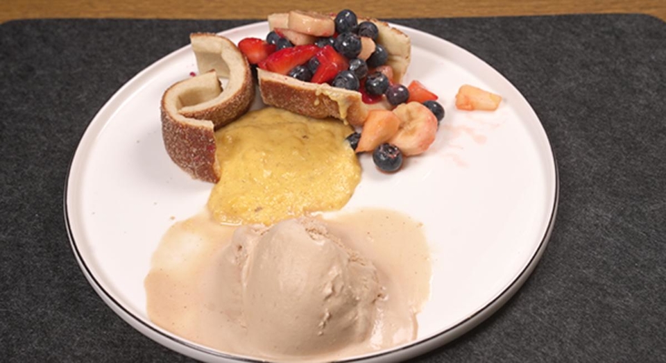 Baumstriezel mit Vanillesoße, Eis & Obst