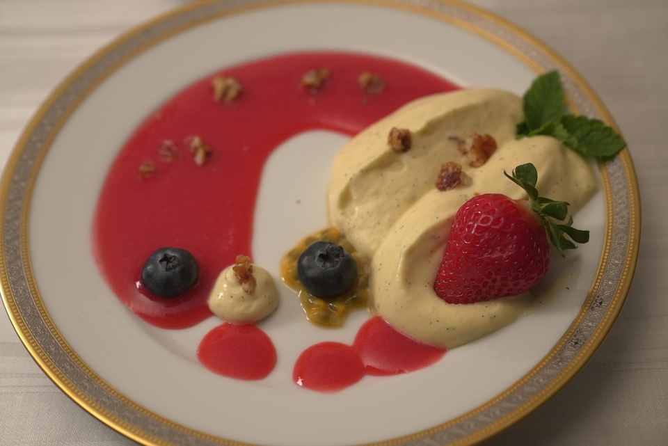 Bayrische Creme auf Erdbeerpüree mit niederländischem Crunch