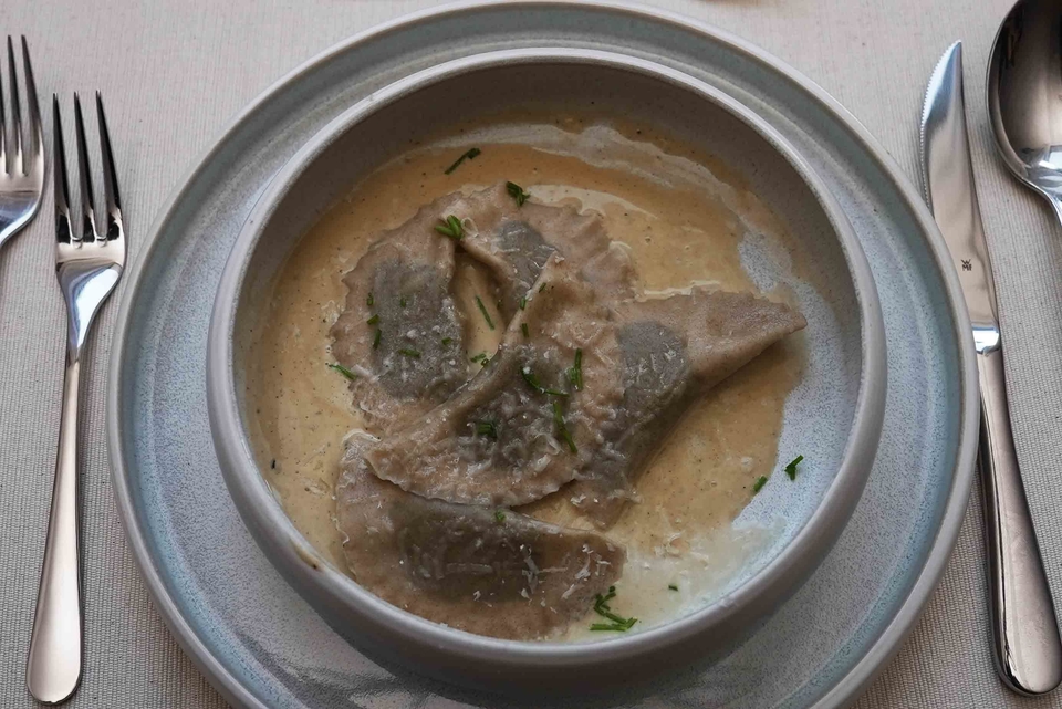 Schlutzkrapfen mit Nussbuttersoße