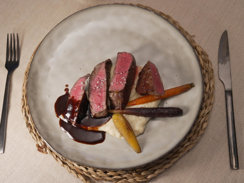 Filet Mignon auf Pastinakenpüree, glasierten Möhren und Jus