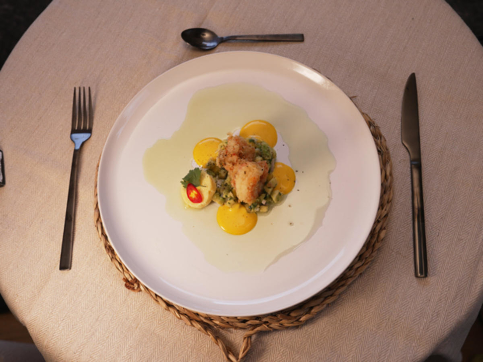Knusprige Garnele auf Safran-Aioli begleitet von einem Avocado-Tatar & Polenta