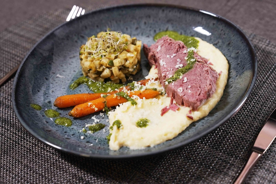 Tafelspitz auf Kartoffelselleriepüree mit Wurzelgemüse und Meerrettichsauce