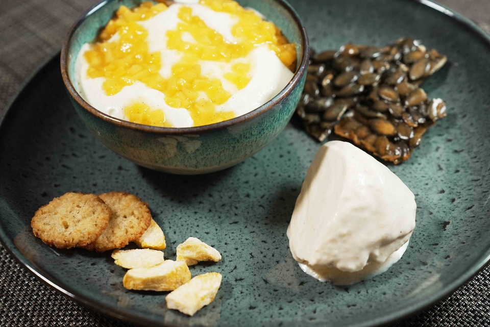 Pfirsichtiramisu, Pfirsicheis, Kürbiskrokant und Orangen-Kokos-Plätzchen