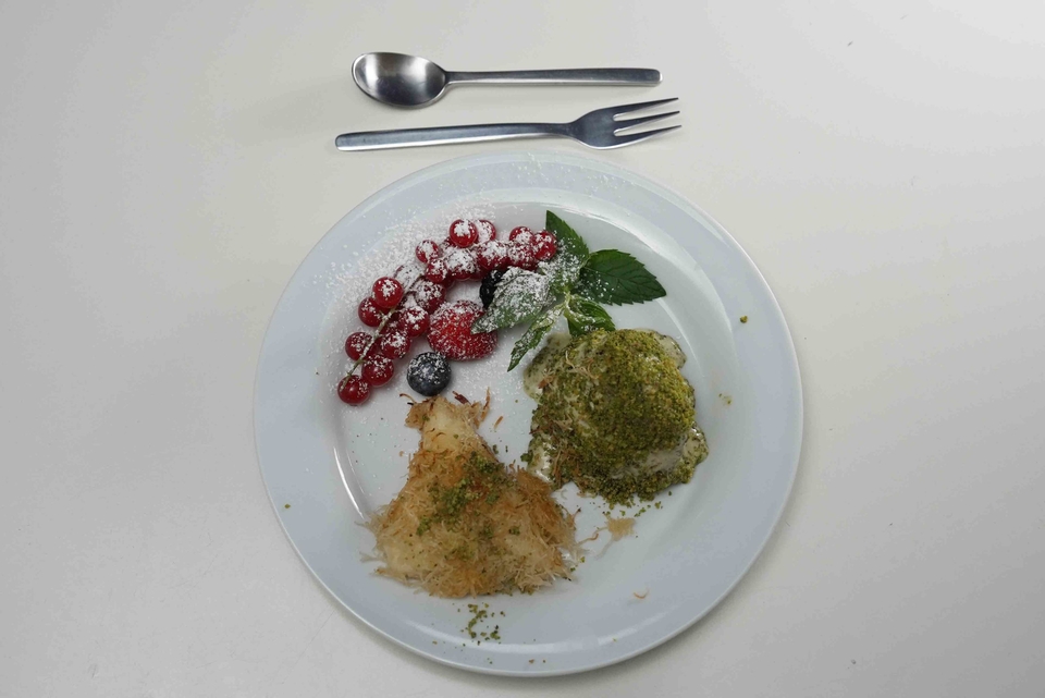 Mozzarella im Künefe-Netz mit Pistazien-Parfait