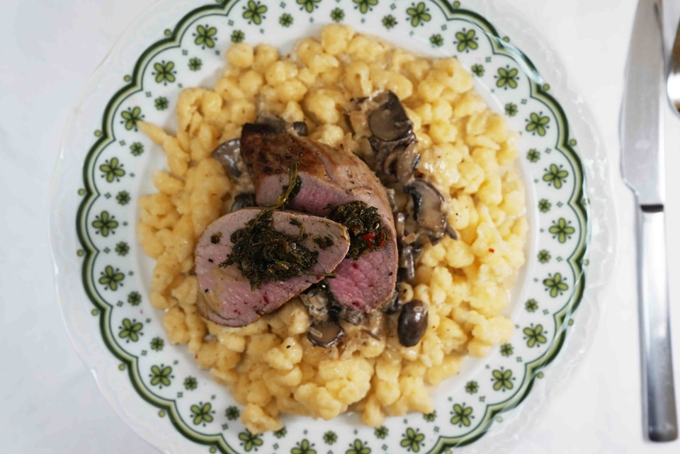 Knöpfle mit Schweinemedaillons in Champignonrahmsoße und Chimichurri