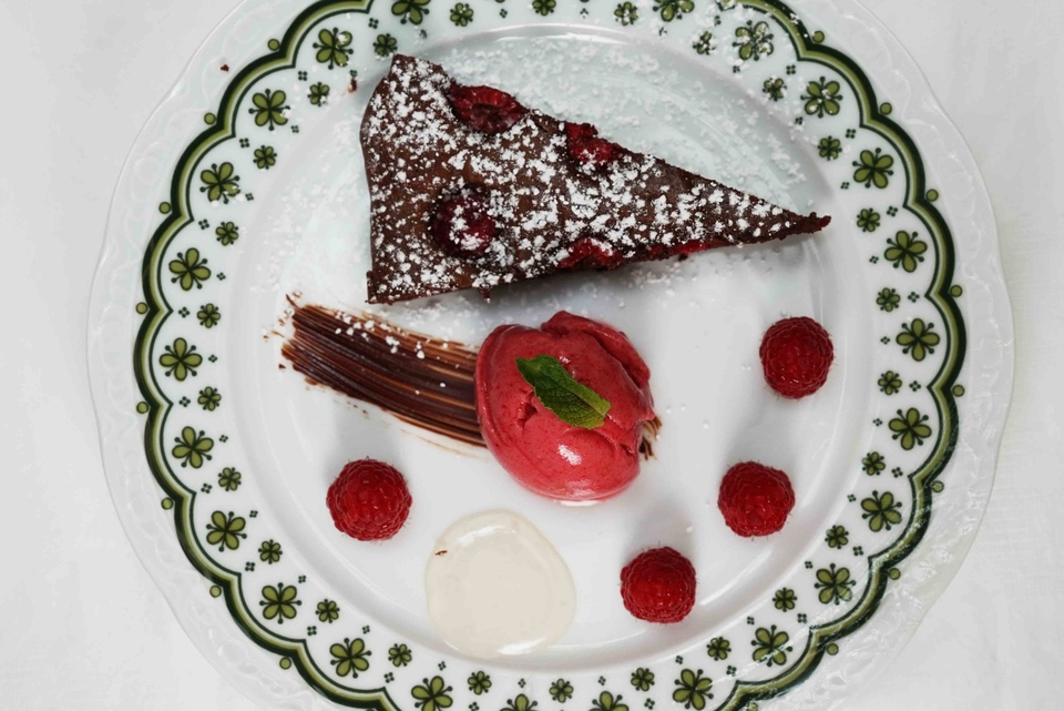 Schokoladenkuchen mit Himbeeren, Himbeer Nice Cream und Limettengelee