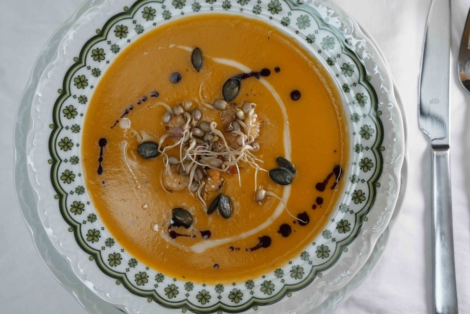 Kürbiscremesuppe mit gebratenen Garnelen und Mungobohnensprossen
