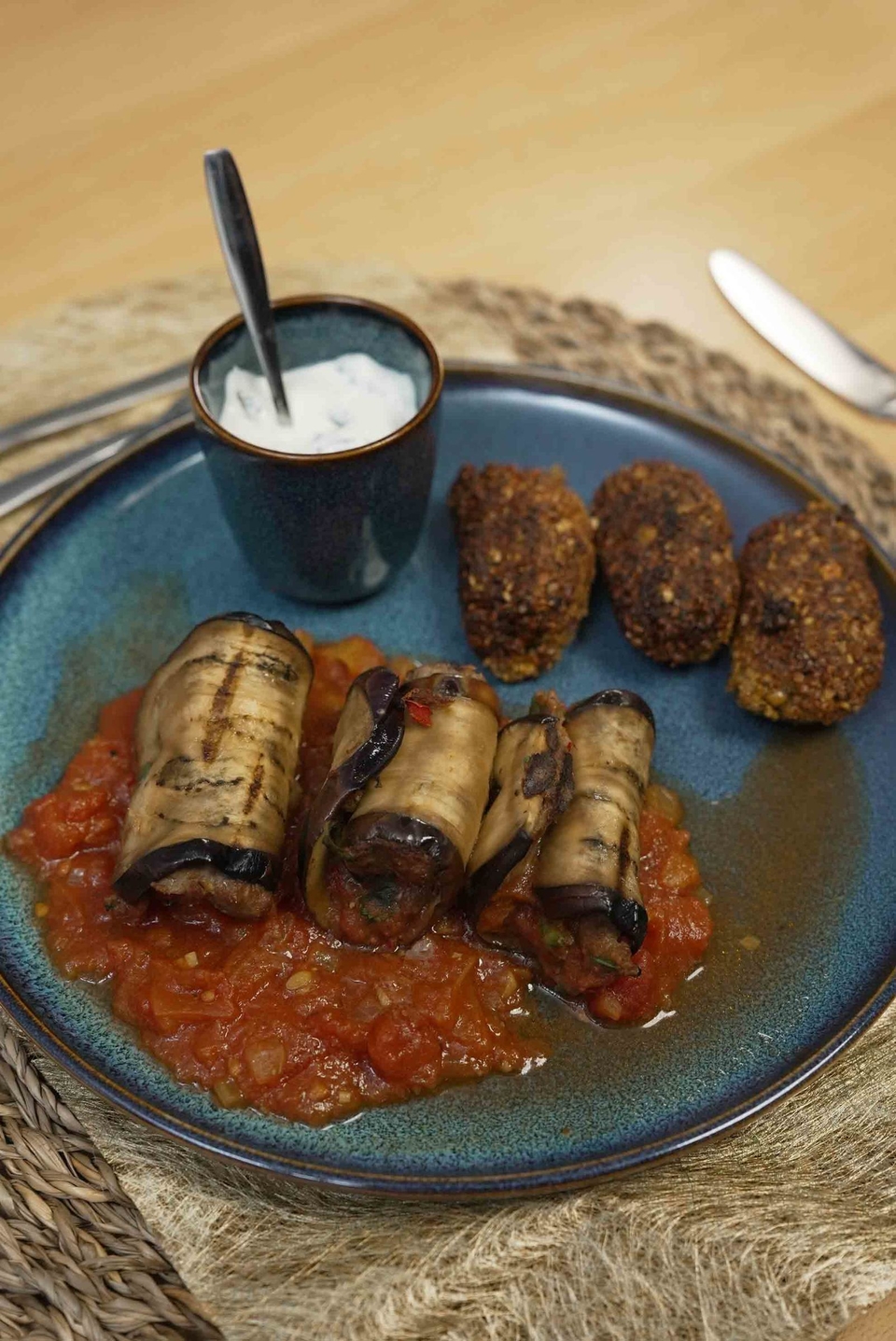 Gefüllte Auberginenröllchen vom Grill mit Falafel und Joghurt-Dip