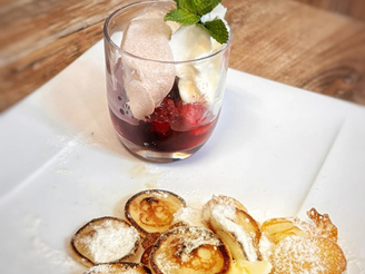Poffertjes mit Beerenkompott und Litchi-Zimt-Eis (Marijke Amado)