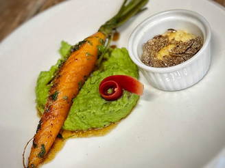 Kartoffelsoufflée mit Erbsen, Möhren und Trüffel (Laura Larsson)