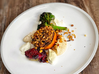 Kürbis-Steak mit Brokkoli, Hummus und Feige (Martin Rütter)