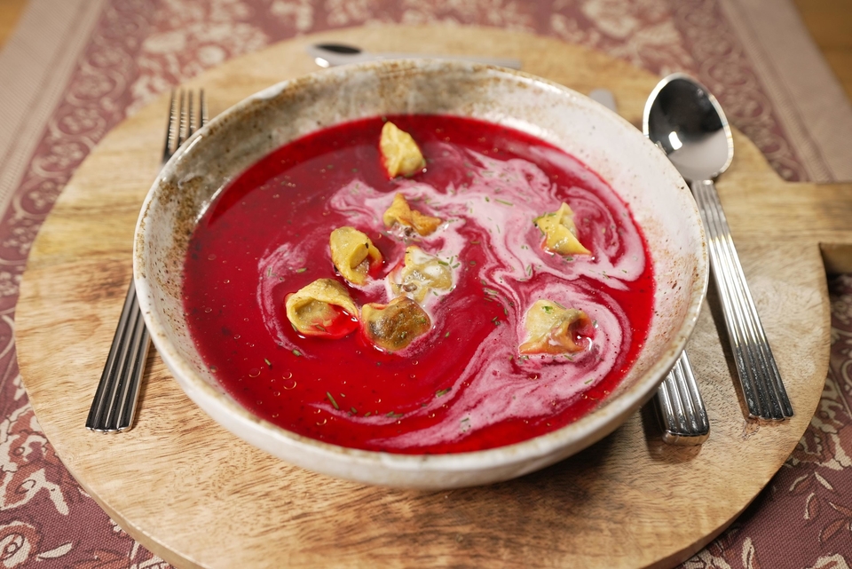 Rote Beete Suppe mit Pilztaschen