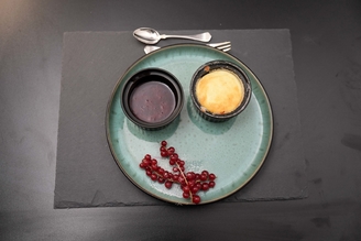Topfensoufflé mit Pflaumen-Rotwein-Kompott