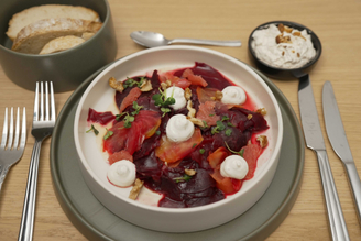 Rote-Beete-Carpaccio mit Grapefruit-Dressing, Ziegenfrischkäse-Mousse, karamellisierten Walnüssen, Grapefruit, Kresse, Miso-Nussbutter & selbstgemachtem Baguette