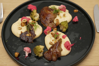 Gebratener Lions-Mane-Pilz in Soja-Knoblauch-Sud mit Pastinaken-Kartoffelpüree, geröstetem Romanesco, eingelegtem pinkem Blumenkohl, Pilz-Jus, Kräuteröl, gebackenen Haselnüssen & Dill