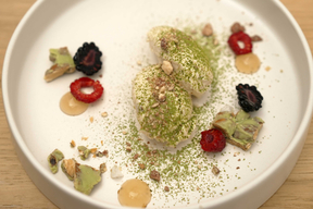 Weiße-Schokolade-Mandel-Matcha Mousse mit Yuzu-Gel