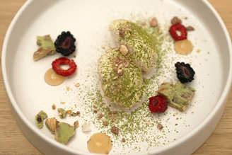Weiße-Schokolade-Mandel-Matcha Mousse mit Yuzu-Gel
