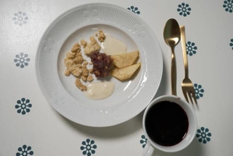 Dekonstruierter Bratapfel mit Vanillesauce, Crumble und Griessklümp