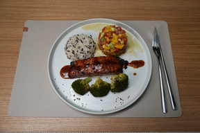 Teriyaki-Lachs mit Mango-Salsa, Wildreis und geröstetem Sesam-Brokkoli
