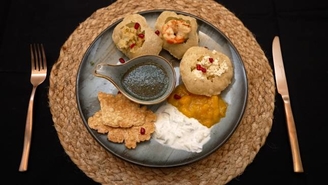 Papadams mit Mango-Chutney, Gurken-Raita und Pani Puris
