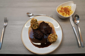Sauerbraten mit Semmelknödeln und abgeschmelzten Spätzle