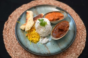 Butter Chicken, Lamm Madras, Basmatireis, Spitzkohl mit Cashewkernen und Naanbrot