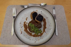 Geschmorte Kalbsbäckchen mit Rotkohlknödeln und Wirsinggremolata
