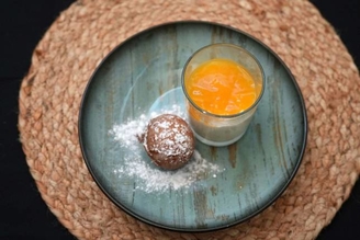 Kokos-Safran-Panna-Cotta mit Passionsfruchtspiegel und Quark-Kardamom-Bällchen