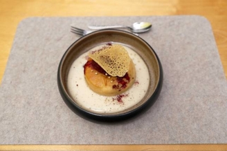 Savarin in Quittensirup getränkt auf Schoko-Espuma mit Schlehensorbet und Hippe