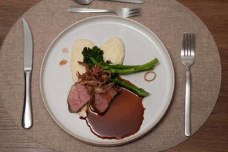 Rosa gebratenes Kalbsfilet mit sautiertem Brokkolini, Selleriepüree, Röstschalotten und Kalbsjus
