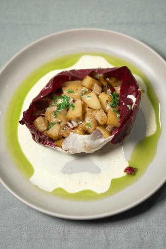 Lauwarmes Lachs-Carpaccio mit Honig-Senf-Marinade, Radicchio, Schnittlauch-Öl, Kartoffel und Birne, sowie einer Sahne-Schnittlauch-Sauce