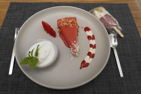 Spaghetti-Cheesecake mit Erdbeer-Cream-Gelée, Sahne-Vanille-Eis, Erdbeer-Leck-Eis und Amarettini-Crunch