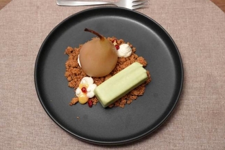 Pochierte Birne mit Lemon Curd, Granatapfelkernen, weißer Schokoladenmousse, glasierter gefrorener Schokoladenmousse und Mandel-Erde