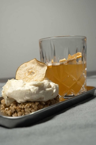 Honig-Thymian-Lavendel-Cheesecake mit Haferkeksboden und gedörrten Birnenchips