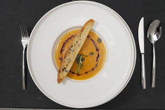 Kürbissuppe mit Süßkartoffel und Kokos, dazu Baguette