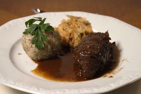 Rinderrouladen mit Semmelknödel und Spitzkohl