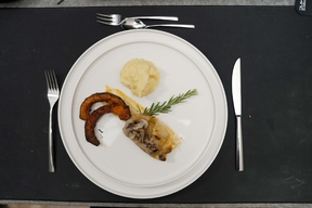 Vegane Kohlrouladen mit gebackenem Kürbis und Kartoffelpüree