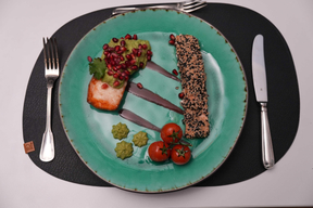 Sesam-Lachs mit Süßkartoffel, Avocado und Granatapfel