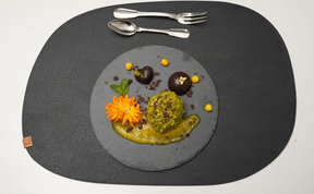 Mango-Minz-Sorbet mit Pistazie, Schokolade und Pralinen