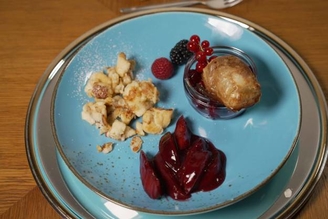 Milchreispäckchen mit Kaiserschmarrn, Zwetschgenröster und Roter Grütze