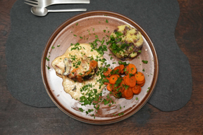 Camembertbraten mit Kartoffelstampf und karamellisierten Möhren