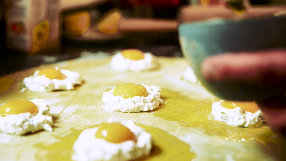 Das perfekte Dinner Rezepte - Ravioli mit Ricotta-Kräuter-Füllung in ...