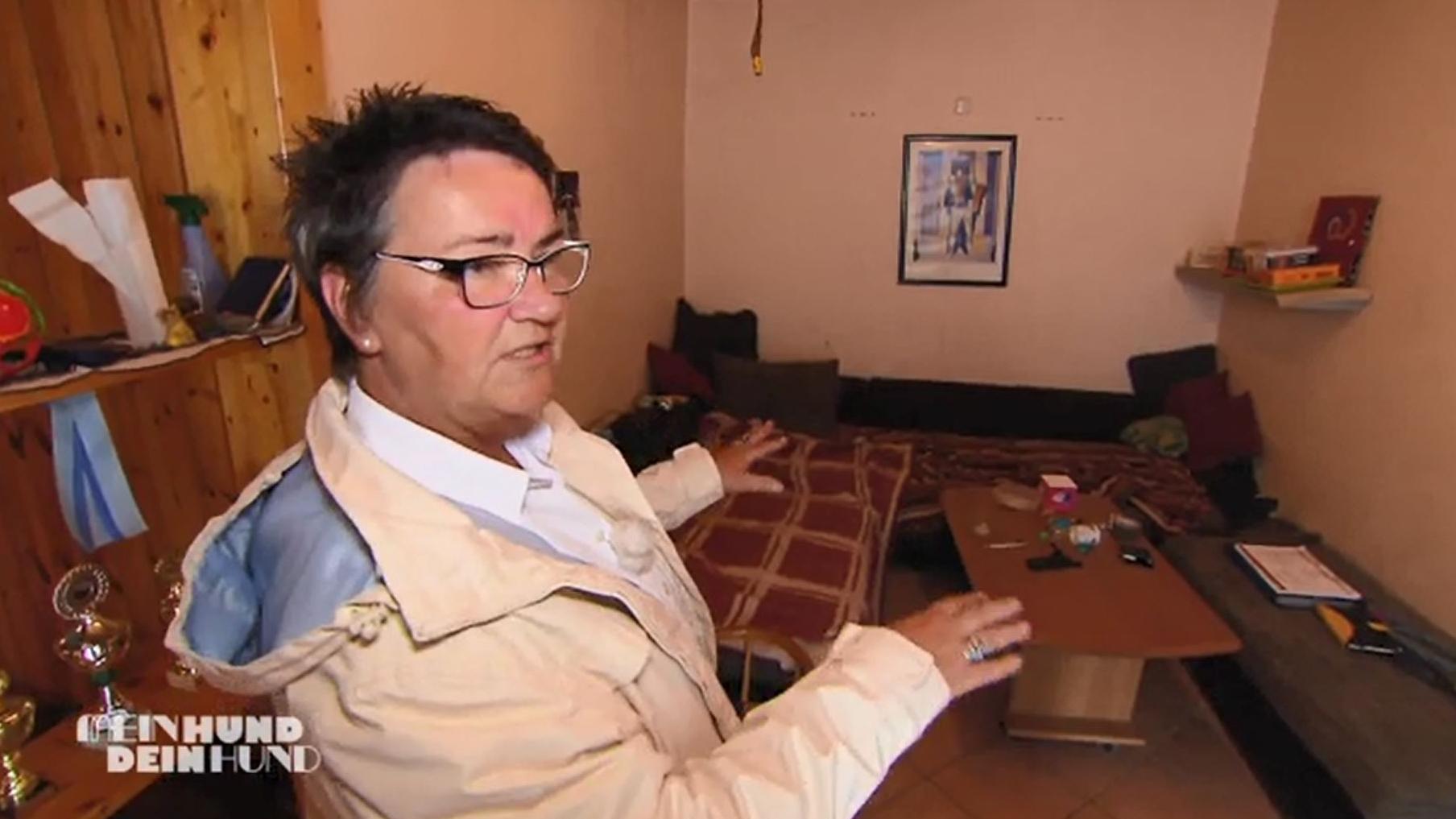 Carola ist überrascht, wie viel Tina mit ihren Hunden teilt