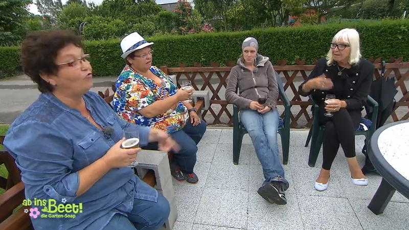 Anne und ihre Freundinnen weihen die Terrasse ein
