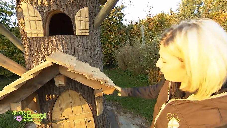 Lisa ist vom Spielschloss beeindruckt