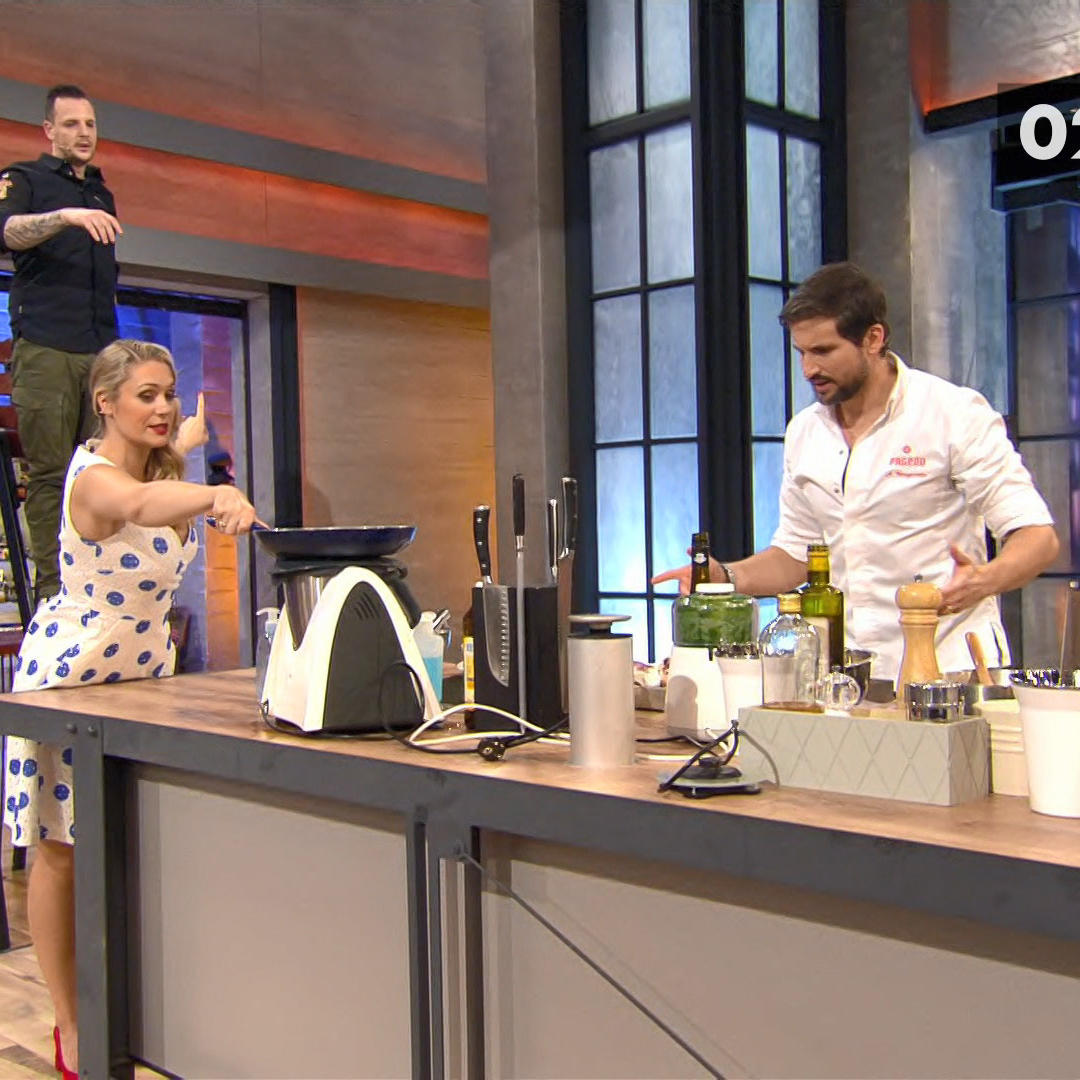 Tom Beck wirbelt beim Hauoptgang durch die Küche