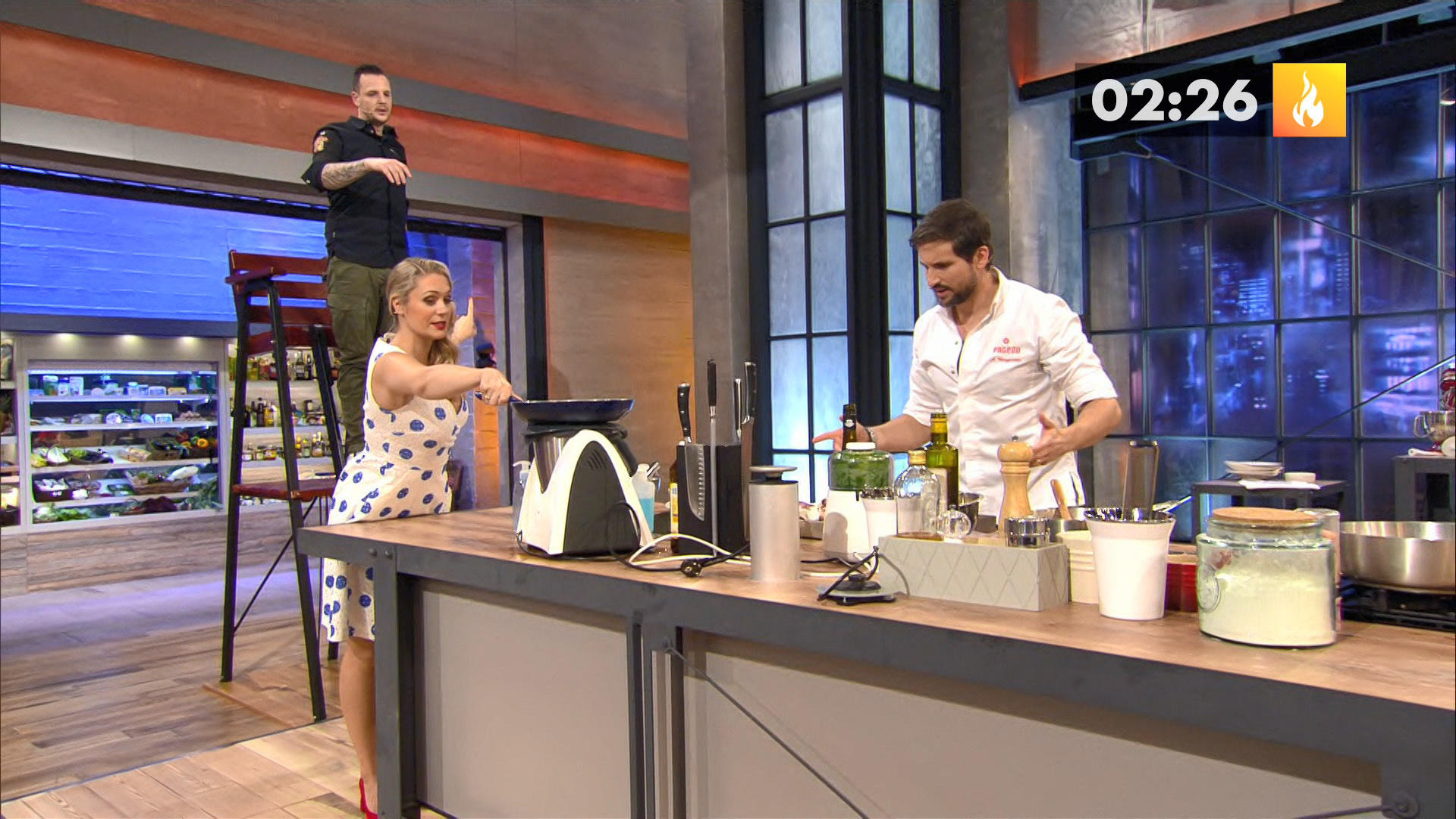 Tom Beck wirbelt beim Hauoptgang durch die Küche