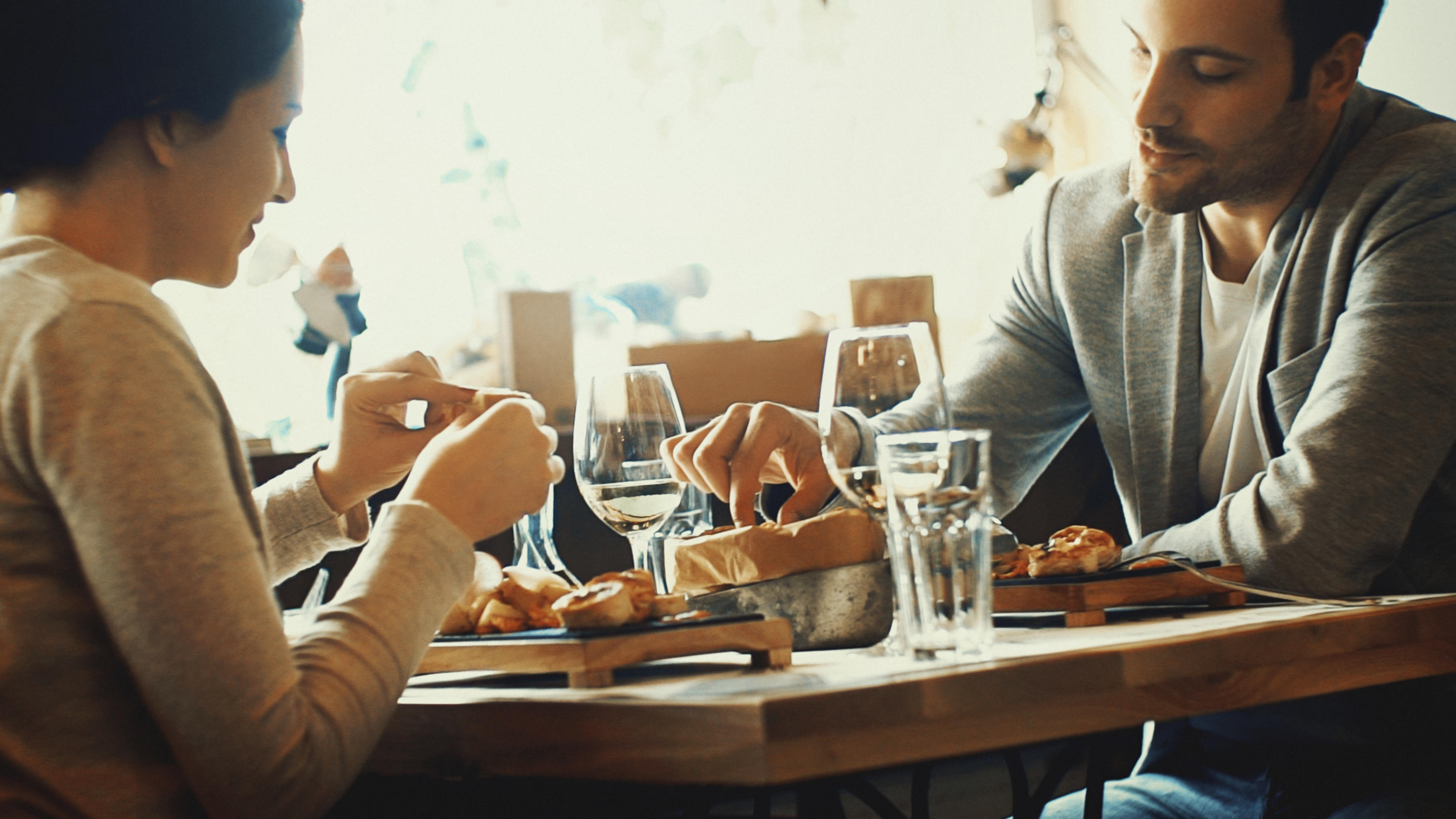 Diese 5 Frauen-Fragen stellen Männer nur Google