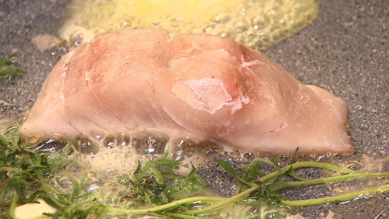 So wird ein Fisch auf Profi-Art gebraten